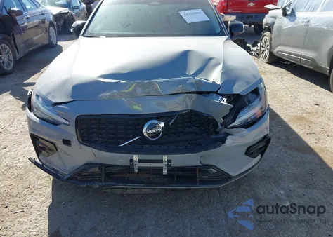 2025 Volvo S60 B5 Core z USA, uszkodzony, nr VIN 7JRL12FJ0SG362525